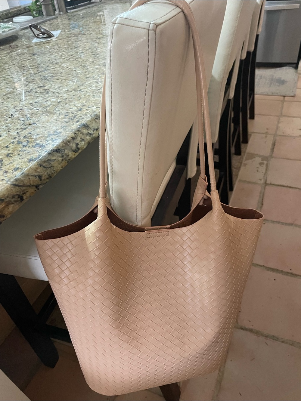 Woven vegan leather Tote Bag in Blush Pink beige tones. - Picture 2 of 5